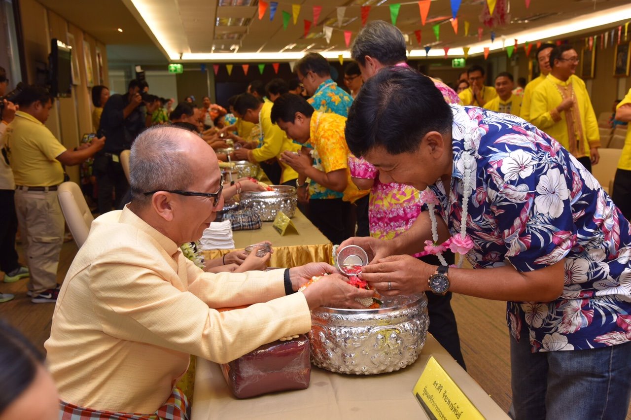 บางจากฯ ร่วมพิธีรดน้ำขอพรวันสงกรานต์ กระทรวงพลังงาน