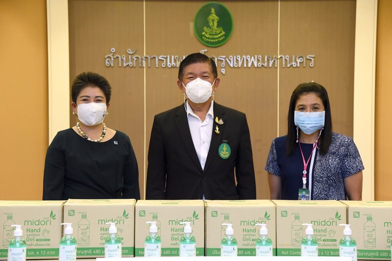 Bangchak Gives Alcohol Gel to Emergency Medicine Service Office for Battle against COVID-19