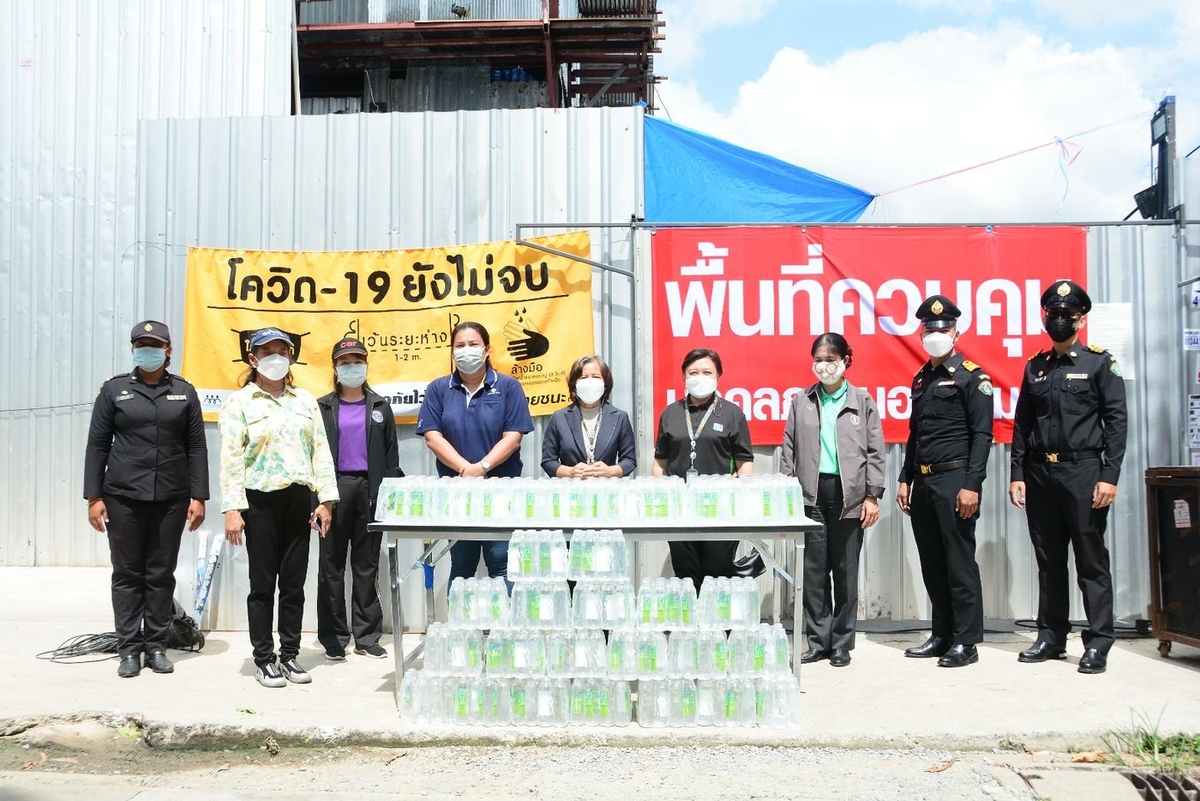 Bangchak presents drinking water to Phra Khanong District Office to care for construction site workers