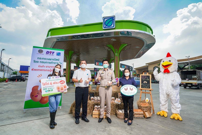 Bangchak and the Department of Internal Trade giving out free eggs