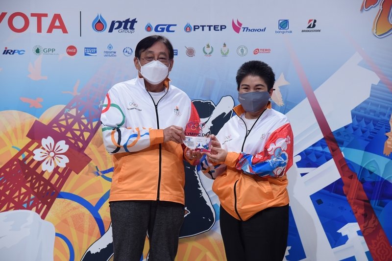 The National Olympic Committee of Thailand presented the plaque of appreciation to Bangchak for its support of the 2020 Olympic Day Virtual Run